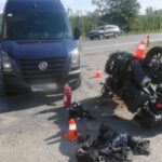 Dodávka odbočující vlevo srazila motorkáře