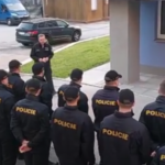 VIDEO: Policisté z Holešova a Brna pomáhají lidem z Moravskoslezského kraje s následky povodní