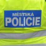 Žena na tramvajové zastávce v Praze u sebe měla textil, ze kterého trčely dráty. Povolán byl policejní pyrotechnik i psovod se služebním psem