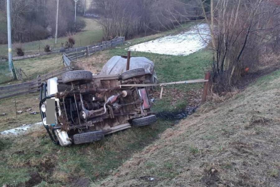 Řidič u Kamenice dostal smyk a převrátil auto na bok