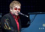 Zpěvák Elton John přišel o zrak