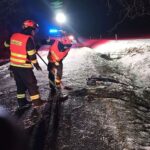 Mrazivé odpoledne přineslo tři nehody, při jedné zůstal řidič zaklíněný ve voze