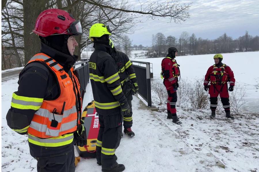 OBRAZEM: Pelhřimovští hasiči trénovali na rybníce Stráž záchranu osob