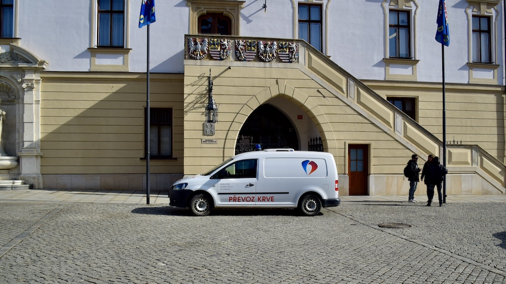 Na radnici proběhlo darování krve. Podpořit je přišel i šermíř Jurka