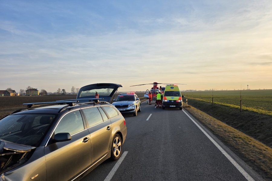 V Kobeřicích na Opavsku se srazilo BMW s traktorem, na místo letěl vrtulník