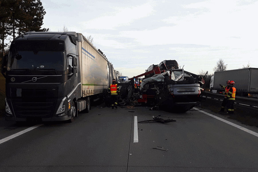 Vážná nehoda na dálnici D2: Srazil se kamion s tahačem plným aut, letěl i vrtulník