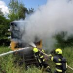 AKTUÁLNĚ: Ve Stražisku hořel včelín, jedna lahev explodovala ještě před příjezdem hasičů