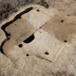 Archeologové objevili hroby s mečem i římskou keramikou