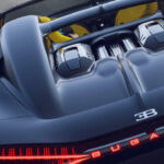 Jediné současné Bugatti vám naservíruje brutální projev motoru 8,0 W16 quad turbo přímo pod nos, je to neskutečný rachot