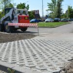 Konec zabláceným botám! Ke Kauflandu a Retail parku vedou chodníky