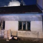 Plameny se šířily rodinným domem v Mařaticích, policisté evakuovali tři obyvatele