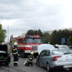 Srážka dvou aut u hradecké Hvězdy: O jednu osobu se museli postarat záchranáři