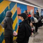 Studenti grafického designu se pustili do zkrášlení podchodu u železniční zastávky centrum