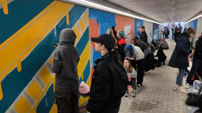 Studenti grafického designu se pustili do zkrášlení podchodu u železniční zastávky centrum