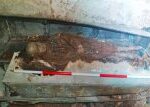 V rodinné hrobce ve Skalné na Chebsku objevili archeologové mumii chlapce