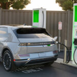 Americké prodeje elektrických aut se po měsících uvadání náhle propadly, ukazují křehkost složitě vybuzeného zájmu o ně