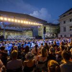 Česká filharmonie míří „pod širák“