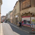 Chátrající dům ohrožuje chodce na Riegerově náměstí