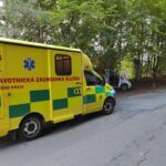 Mladá maminka na poslední chvíli vytáhla dítě z rozjetého auta