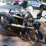 Řidička přehlédla motorkáře na hlavní