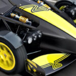 Až komicky silný Ariel Atom je tu po 25 letech od zrodu proto, aby vám zdeformoval obličej jako Clarksonovi