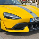 Čínský hit, který vypadá i jede jako Porsche, ale stojí jako Škoda, oficiálně dorazil do Evropy, první kus přihlásili v Německu