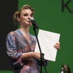 Festival vyhrál český film Raději zešílet v divočině, uznání má herečka Falbrová
