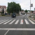 FOTO: Cyklista v Domažlicích ujel po střetu s autem