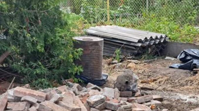 Na staveništi v Přelouči se vyskytla nebezpečná látka. Hasiči zasahovali v těžkých ochranných oblecích
