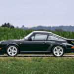 Špatný den v práci? Tomuto týpkovi spadlo na zem vzácné Porsche za 100 milionů při přepravě po drahé renovaci