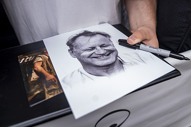 VE VARU S MIRKOU: Záhadná postava v úboru jeptišky byla konečně odhalena