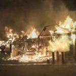 VIDEO: V kempu u Máchova jezera vyhořela oblíbená restaurace Bílý Kámen
