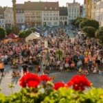 FOTO: Zpívání z balkonu vyneslo 200 tisíc korun pro hendikepovaná dvojčata