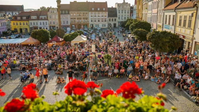 FOTO: Zpívání z balkonu vyneslo 200 tisíc korun pro hendikepovaná dvojčata