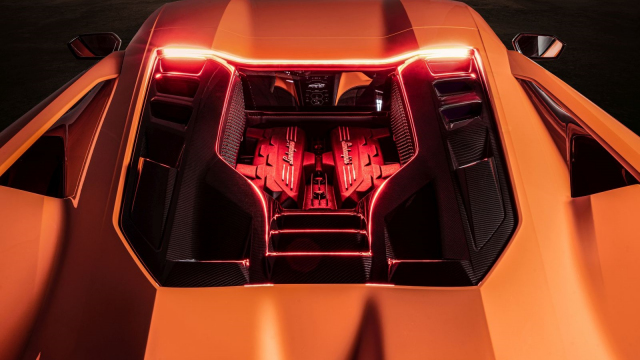 Lamborghini dokonalo obrat o 180 stupňů. Teď se kaje a slibuje, že motory V12 ponechá v prodeji i dlouho po roce 2030