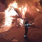 Plameny se šířily z dřevěné přístavby na rodinný dům ve Francově Lhotě