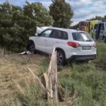 Řidička s autem vjela do protisměru a narazila do stromu