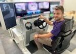 Auto na bojišti, řidič v bezpečí tisíce kilometrů