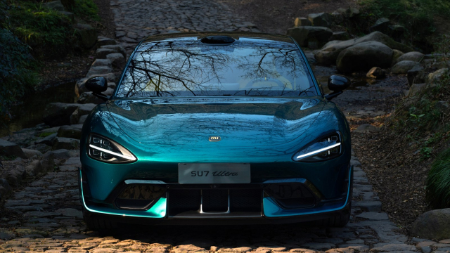 Čínské Porsche za cenu Škody vyzvala na souboj násobně dražší vrcholná Tesla. Neměla to dělat