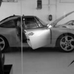 Dobrodruh objevil opuštěné dealerství Porsche, na vzácné sporťáky v něm už léta sedá prach