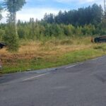 Drama na Havlíčkobrodsku: Senior uvízl v havarovaném autě, ven mu pomohl projíždějící policista