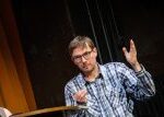 Osm neznámých ostrovů, osm zvědavců a jejich příběhy