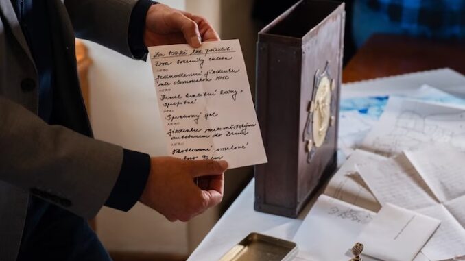 Restaurátoři odkryli tajemství sloupu UNESCO – v útrobách byla schránka s dokumenty z konce 20. století