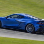 Evropská verze levného amerického Ferrari si vyšlápla na jedno z vrcholných Porsche, výsledek je hořkosladký
