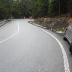 FOTO: Po smyku skončil v příkopu. Škoda na luxusním voze činí 450 tisíc! FOTO: Po smyku skončil v příkopu