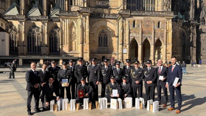 Profesionální hasiči převzali z rukou prezidenta Zlatý záchranářský kříž