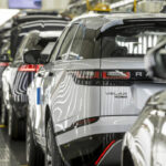 Už měsíc nic nevyrábějící Jaguar Land Rover musela zachránit vláda, zaručila se za něj víc jak 40 miliardami