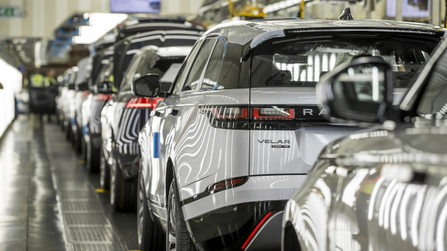 Už měsíc nic nevyrábějící Jaguar Land Rover musela zachránit vláda, zaručila se za něj víc jak 40 miliardami