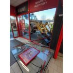 Bagr narazil do obchodního domu v Havlíčkově Brodě. Řidiče transportoval vrtulník Bagr narazil do obchodního domu v Havlíčkově Brodě