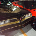 Dražba cenných aut slavné aukční firmy se proměnila v demoliční derby poté, co jednomu z jejích řidičů „ujela noha”